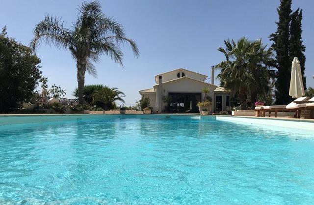 Pool villa for 4-8 people in Greek country side (40 minutes from Athens!)