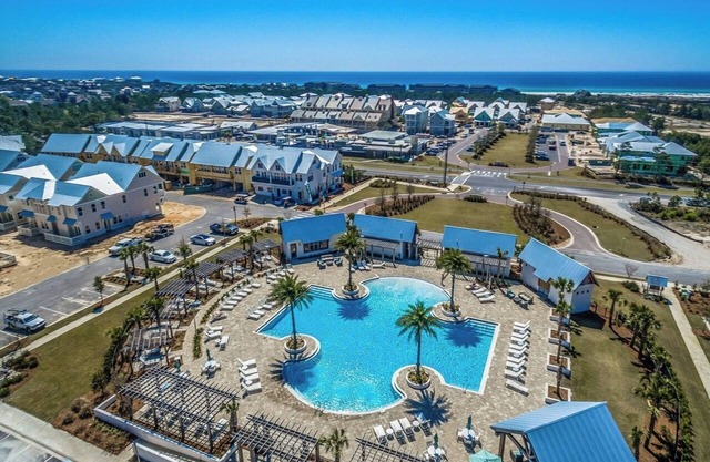 Pools! The Big Chill! Bikes! Charming 2-bedroom house in Prominence! Sleeps 6!