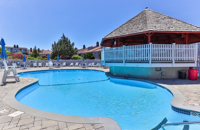 Poolside 2BD-Private Balcony, Association Beach & Pool