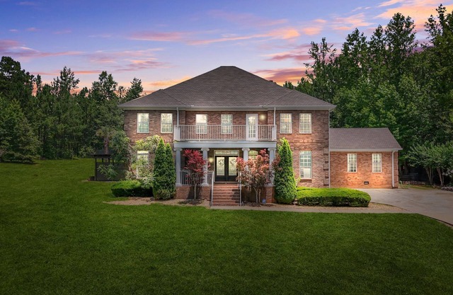 Poolside estate in charming Chattahoochee Hills, with WiFi, AC