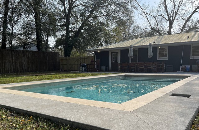 Poolside Fun @ Tropical Bungalow-minutes to Folly!