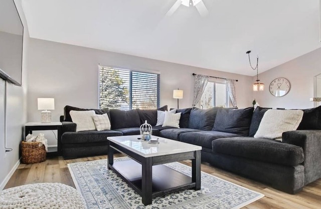Poolside Haven Ideal for Large Groups!