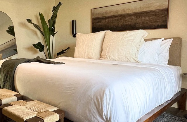 Poolside King Suite Escape