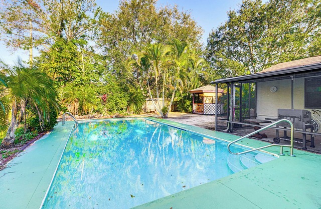 Poolside Oasis: 3 Mi to McKee Botanical Garden