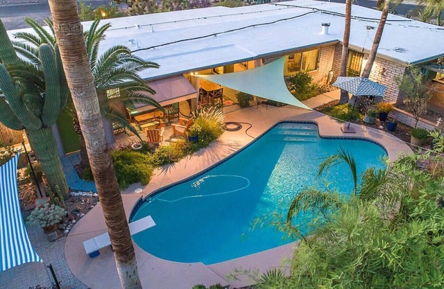 Poolside Oasis, Luscious Gardens, and Spacious 4-bedroom house in Tucson