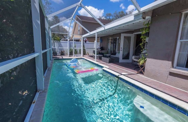 Poolside Palms Getaway- Near Tampa Brandon Valrico