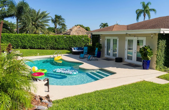 Poolside Paradise Luxury home Mins from the beach