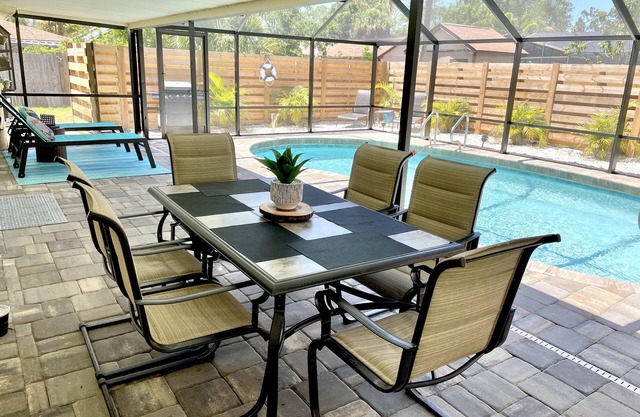 Poolside Retreat with heated pool-7 min to beach-2 bikes-very private