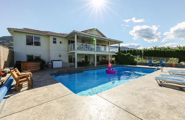Poolside Suite Surrounded by Vineyard & Orchard
