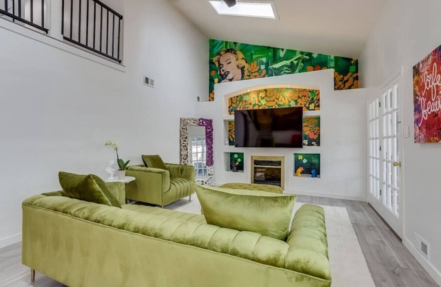 Pop Art Oasis | Karaoke, Mini Golf, Hot Tub & Pool