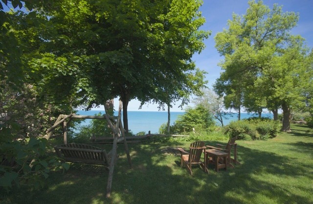 Poplar Beach Lakefront Cottage!
