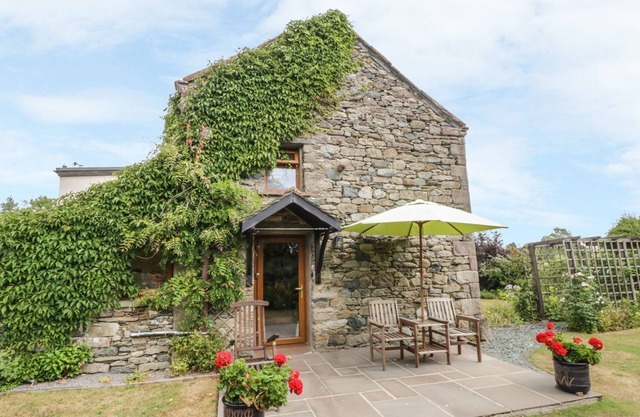 POPPY COTTAGE, character holiday cottage, with a garden in Penruddock