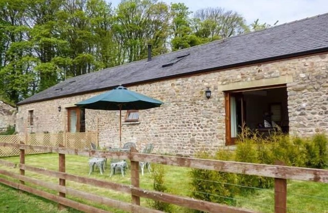POPPY COTTAGE, pet friendly, with open fire in Lancaster