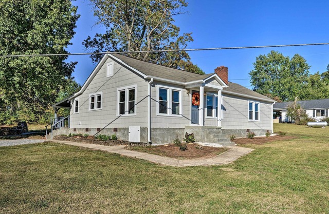 Porch, Fire Pit & Grill: Blue Ridge Mtn Cottage!