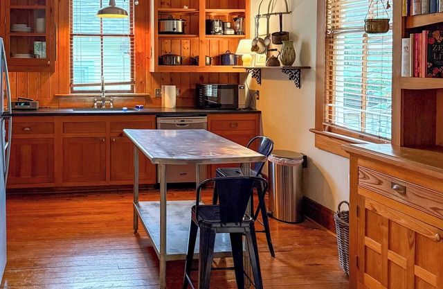 Porch Swing & City Lights! Cozy home near LSU and Downtown