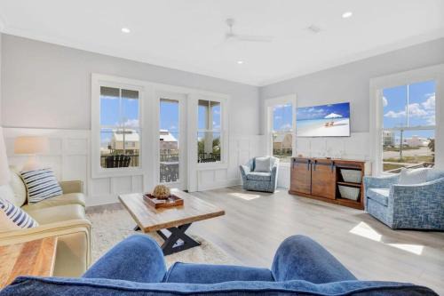 Porpoise-full Life spacious beach home w ith pool