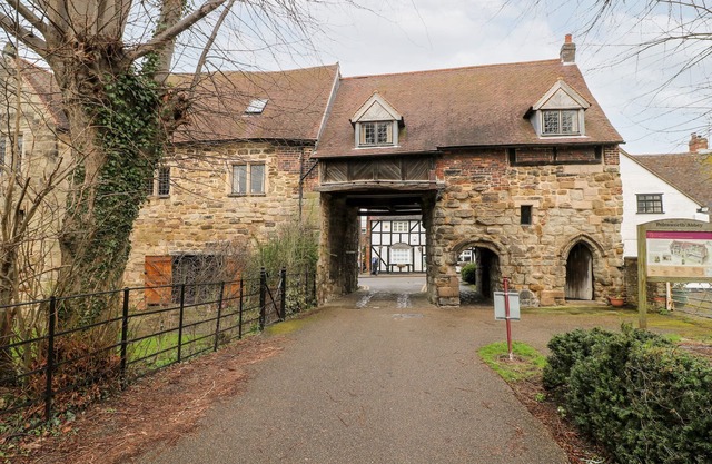PORTER'S LODGE, pet friendly, character holiday cottage in Polesworth