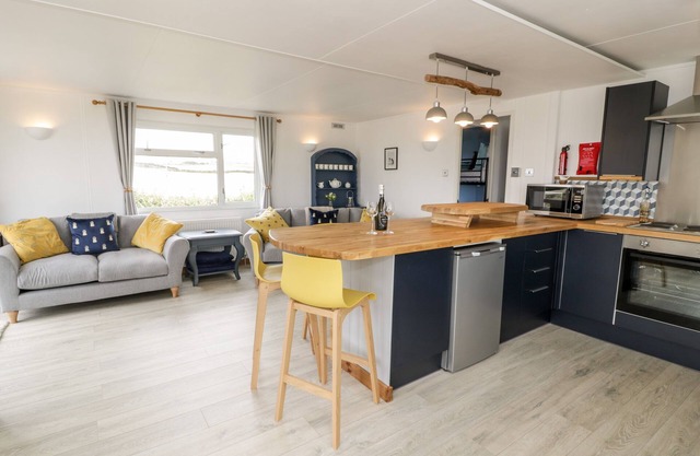 PORTHWEN LODGE, pet friendly, with a garden in Cemaes Bay