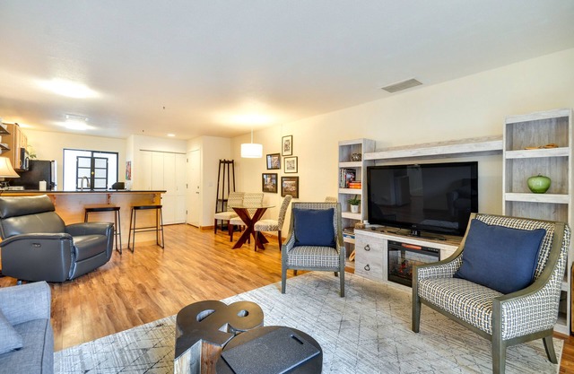 Portland Condo w/Hot Tub Access, Near Downtown!