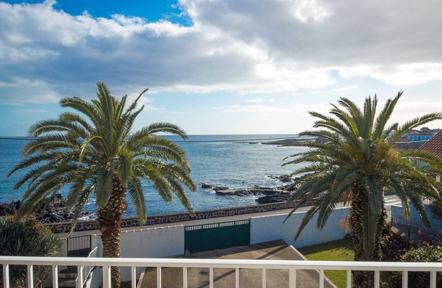 Porto Martins Bay Apartments - Apt B (AL). seaside holiday in bathing area.