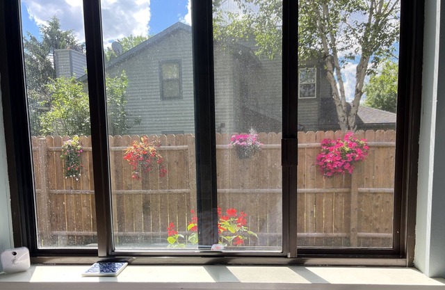 Posh 1,100 sft townhome fenced in yard, patio,excellent location