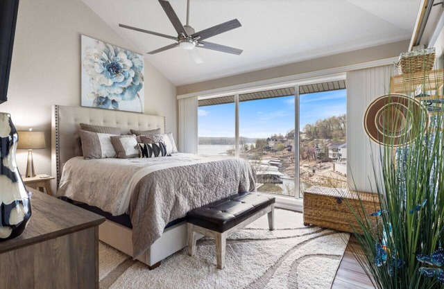 Posh Penthouse-Top Floor, Waterfront, Pools, & Pickleball!