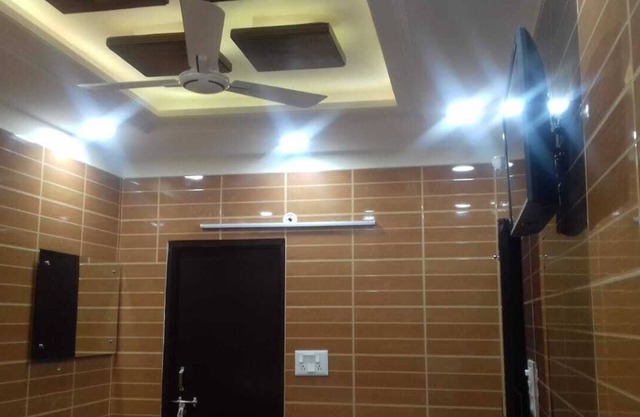 Posh south delhi foreigners place luxury room with kitchen
