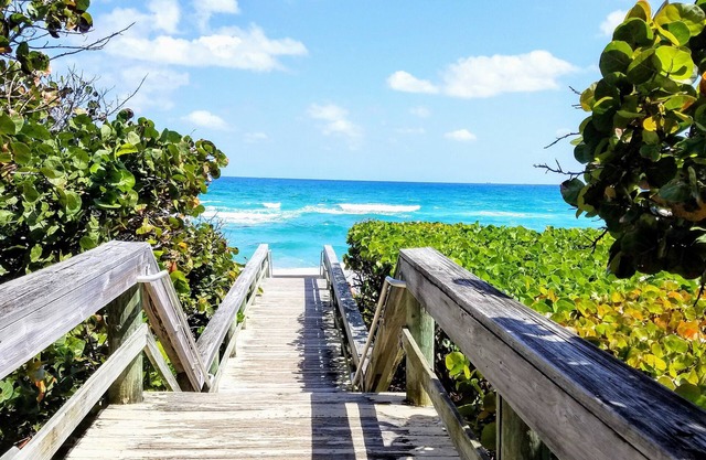 POSHPADZ Villa Kokomo-Lake View Patio- Walk to Jupiter Beach Sleeps 6