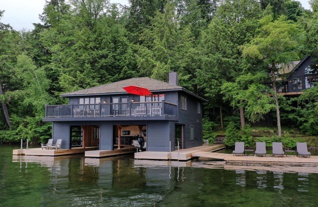 Post and Beam Lake Joe Gorgeous cottage & boathouse on a quiet Lake Joseph Bay!