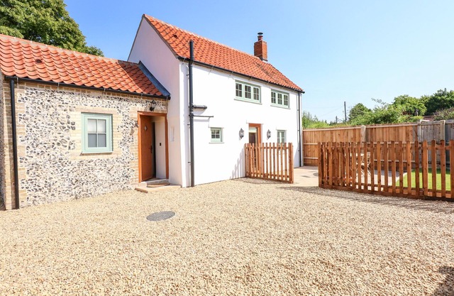 POSTBOX COTTAGE, pet friendly, character holiday cottage in Feltwell