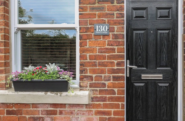 POTTER’S COTTAGE, family friendly, with a garden in Sheffield