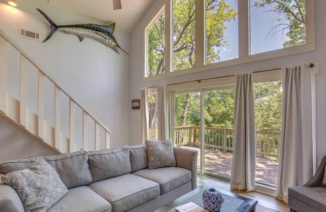 Pottsboro Cabin w/ Deck - 1 Mile to Lake Texoma!