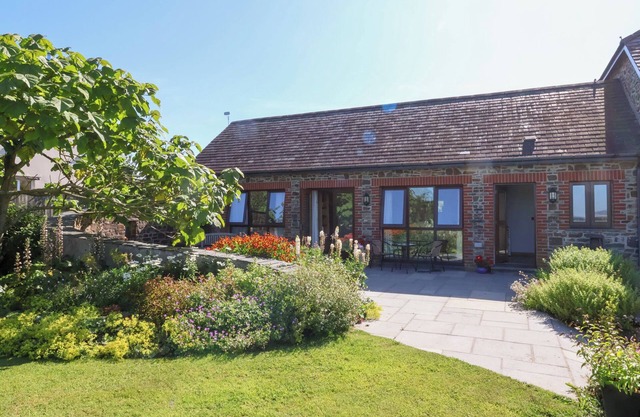 POUND COTTAGE, pet friendly, with a garden in Great Torrington