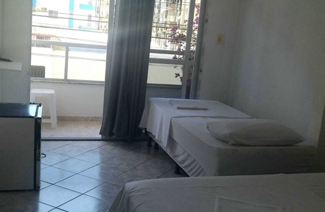 Pousada Azul Atlântica 200 meters from Praia do Morro, you can see the sea from the door.