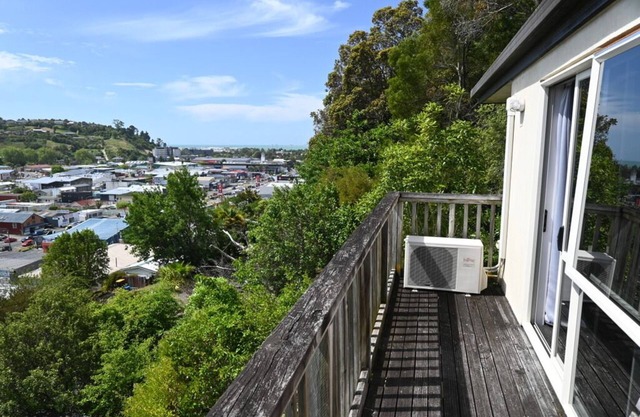 Poutama - private and sunny house with views and a 10 min walk to town center.