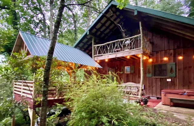 Power & Water! WiFi Soon! Hot Tub + Fireplace, Peaceful & 5 mins to the BRP!