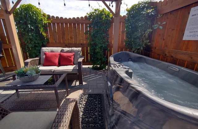 Prairie Rose Cottage with Private Hot Tub & Firepit