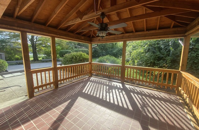 Precious Ranch, newly renovated and spacious yard!