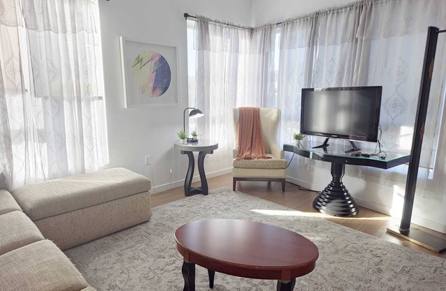 Premier 2-Bedroom Getaway in the Heart of Los Angeles