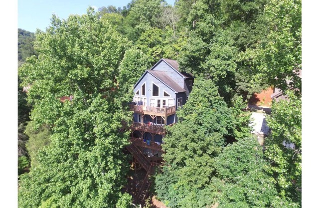 Premier Lakefront Rental-Behind Cedar Creek Jumping Bridge-Minimal Steps to Lake