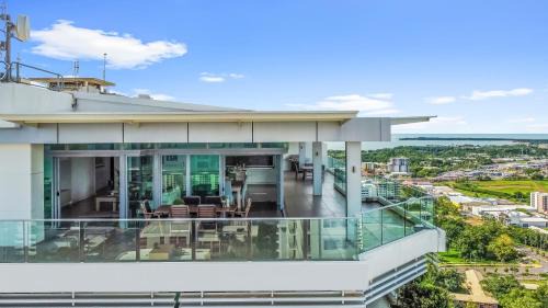 Premier Penthouse Serene Harbour Views BBQ & Pool