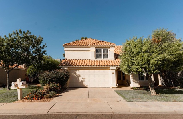 Premier Val Vista Lakes Community Amenities 3 bed + Loft house in lovely Gilbert