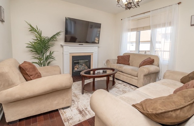 Premium 4 Bed, Parking & Steaming Services, Mins From UOW