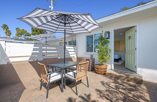 Premium Deluxe King Studio + Patio - South Oceanside Bunalow 10