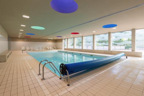 Premium Flat w/Pool, Gym & Garage by HostWise