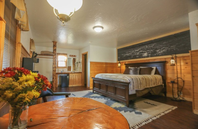 Premium King Room w/Riverfront Access, Hot Tub & Awe-Inspiring Mountain Views