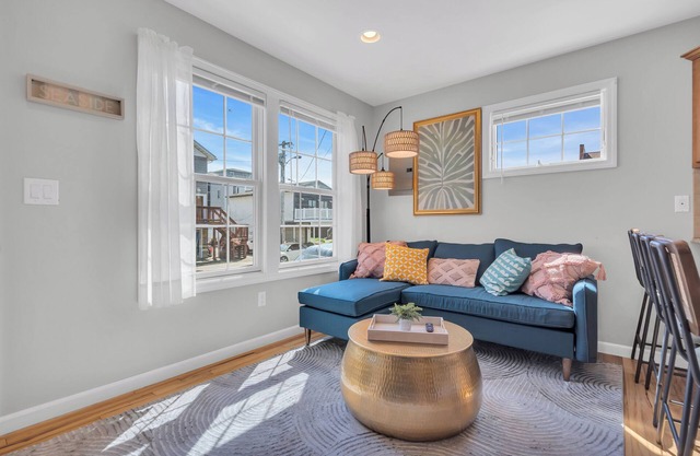 Premium Linens & Towels Provided, Walk to Beach, 4 Beach Badges