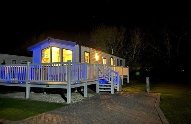 Premium location - Sleeps 6 - Caravan on The Lakes