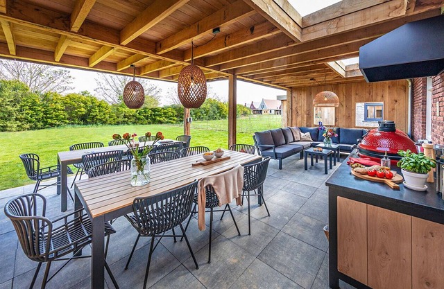 Premium Outdoor 16p - Eight Bedroom Villa, Sleeps 16