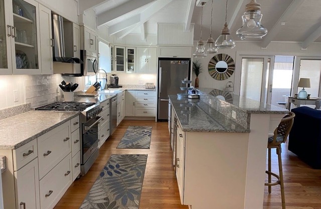 Premium Quality Cottage "In-Town" Rehoboth, 3 Bedrooms each w/Full Bath!